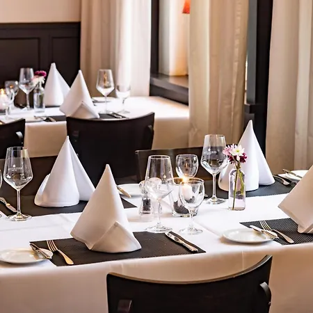 Отель Parkhotel Fritz Am Brunnen Швельм
